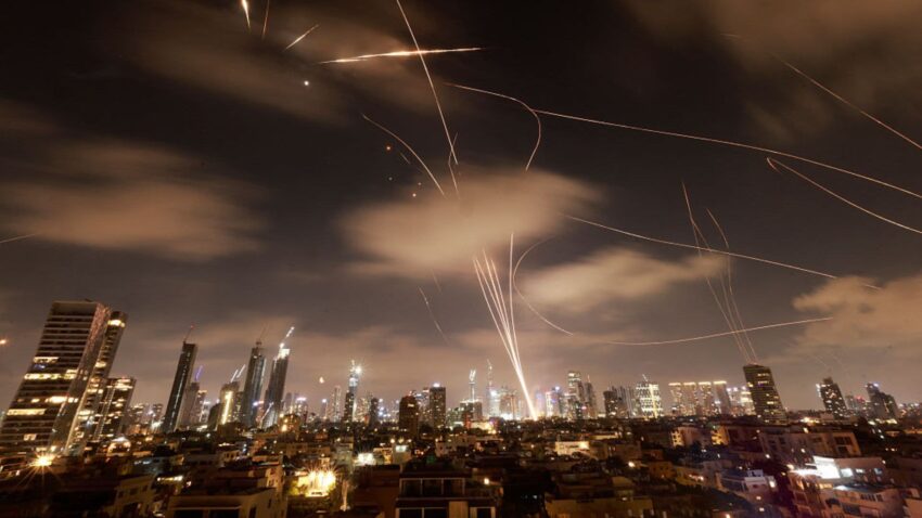 Reportan explosiones en Teherán tras ataques de represalia contra Israel
