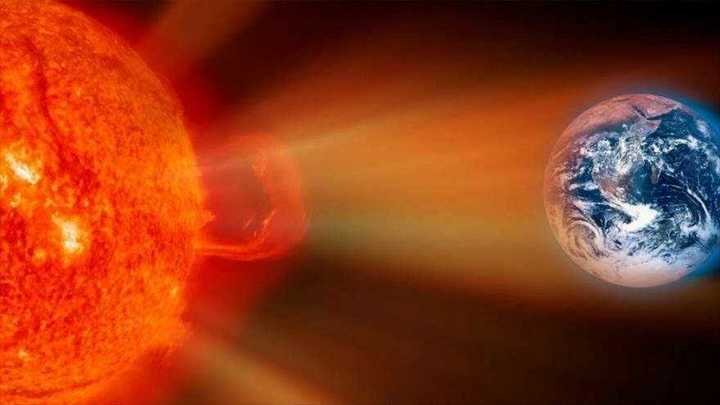 Una nube solar avanza hacia la Tierra y podría desatar una intensa tormenta geomagnética