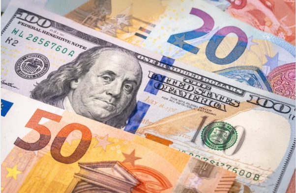 Dólar subió 11 cts. y era vendido a $58.70; el euro sigue a $71.05