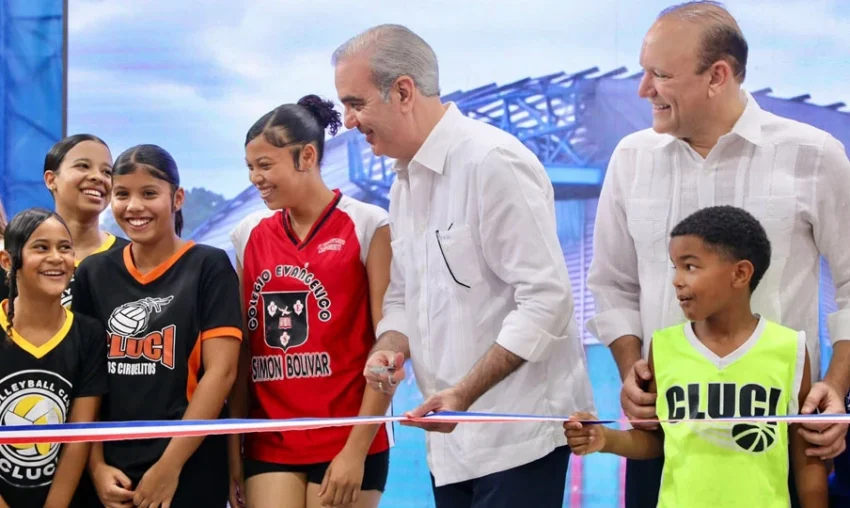 Presidente Abinader y alcalde Ulises Rodríguez entregan renovado techado deportivo