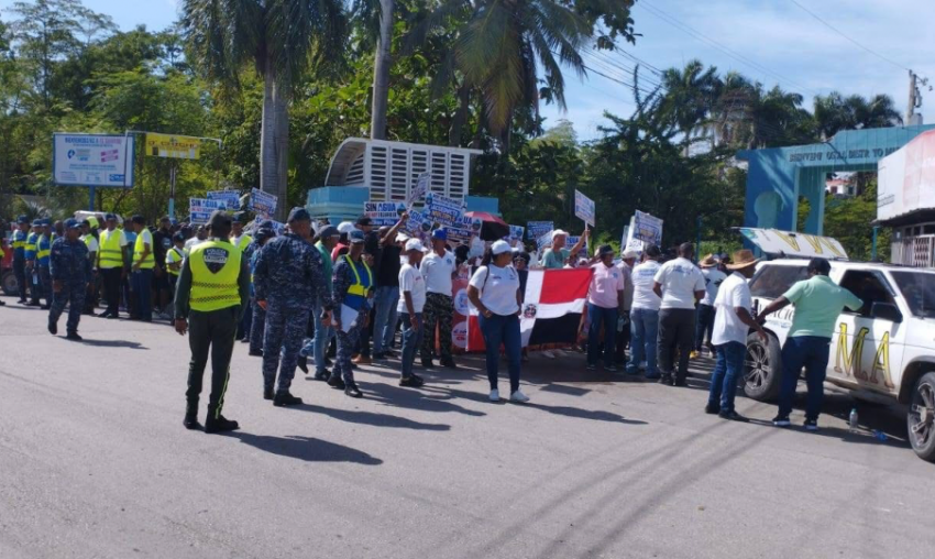 “Queremos agua”: Elías Piña marcha exigiendo la construcción de un acueducto múltiple