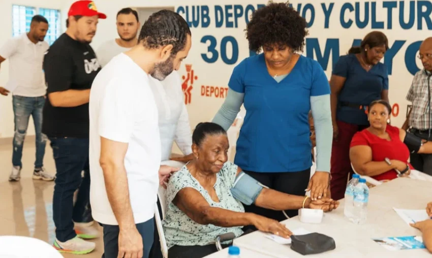 Alcaldía del DN efectúa gran operativo médico y social en sector 30 de Mayo