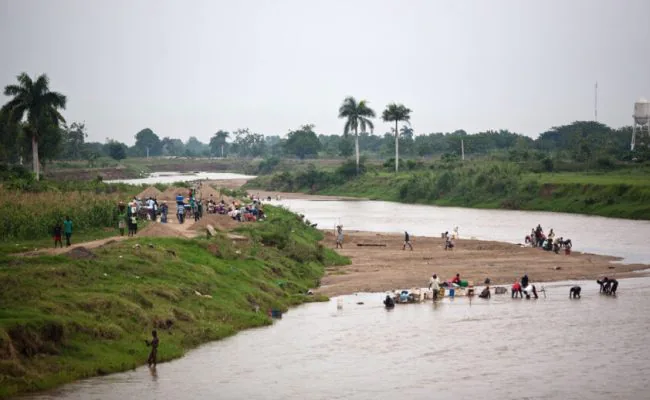 Medio Ambiente denuncia haitianos están extrayendo masiva e ilegalmente arena en el Río Masacre; están cambiando el cauce del afluente