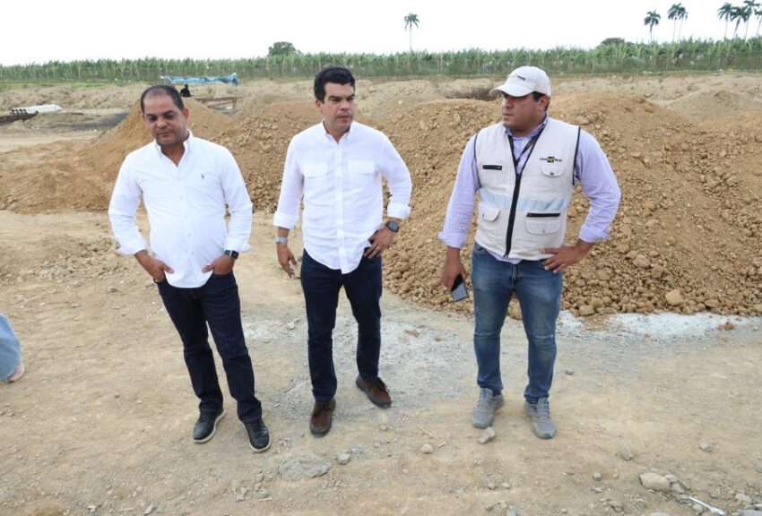 Wellington Arnaud supervisa alcantarillado sanitario de Mao, provincia Valverde, verificando avances en más de un 80%