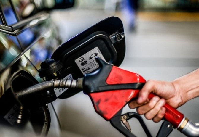 Precios de los combustibles aumentarán esta semana y serán congelados durante tres meses, pero con una condición