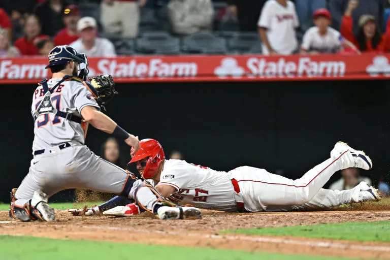  Altuve y Walker impulsan la dramática victoria de los Astros por 5-4 sobre los Angelinos en 10 entradas