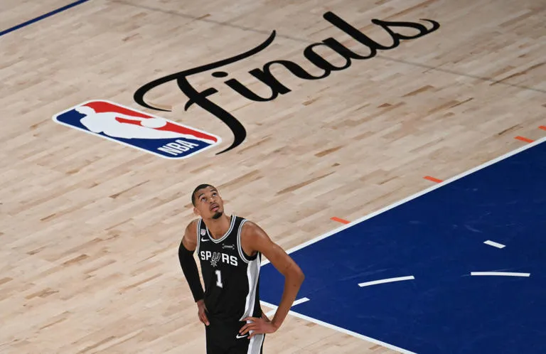 Tensión al Máximo en las Finales: La Polémica Arbitral Convierte a Wembanyama en el Villano de la NBA