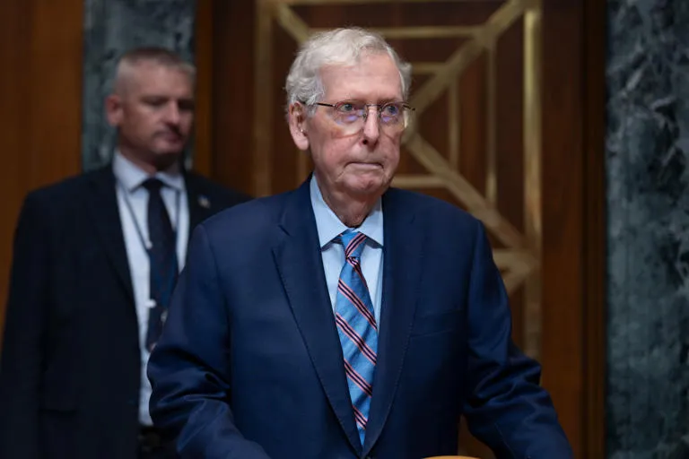 Alerta en Washington: El Exlíder del Senado Mitch McConnell es Hospitalizado
