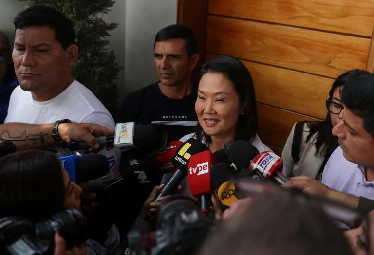 Elecciones en Perú: Keiko Fujimori amplía una mínima ventaja en un conteo histórico
