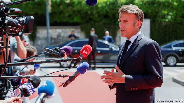 Macron marca distancia: Críticas a la financiación europea de centros de retorno de migrantes