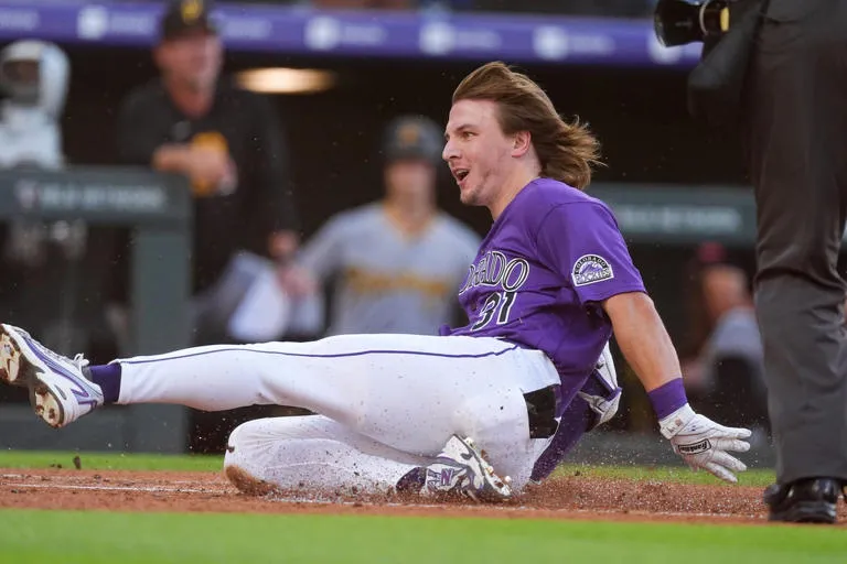 Jake McCarthy sorprende con un jonrón dentro del parque para liderar la victoria de los Rockies