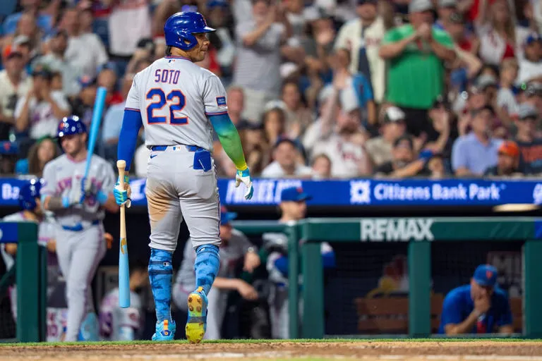 Juan Soto, estrella de los Mets, es retirado del encuentro ante los Cachorros por molestias físicas