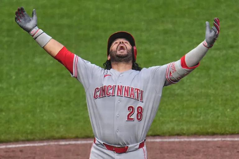 Eugenio Suárez guía la remontada de los Rojos sobre los Piratas