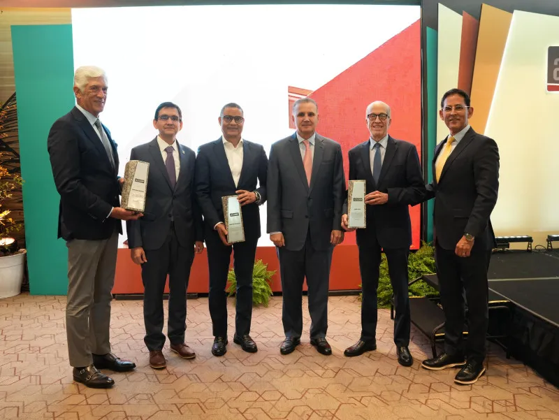 ADOCEM otorga reconocimiento a Mariano Briceño Yépez por su liderazgo en el sector construcción