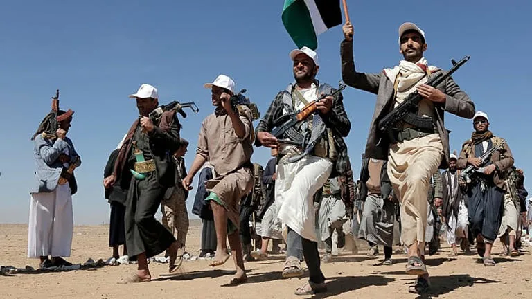 Los hutíes intensifican el conflicto regional y amenazan con bloquear el estrecho de Bab el-Mandeb