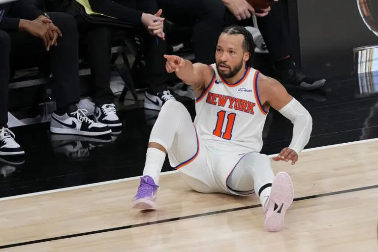 Alerta de Seguridad: Un Aficionado Burla los Controles e Interrumpe Dramáticamente el Primer Juego de las Finales de la NBA