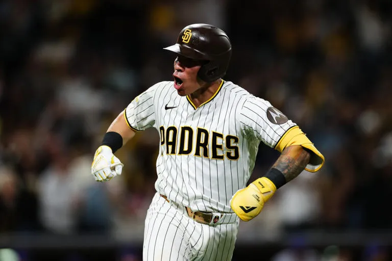 Despertar Ofensivo: El Cuadrangular de Freddy Fermín Rescata a los Padres y Quiebra la Racha Perdedora