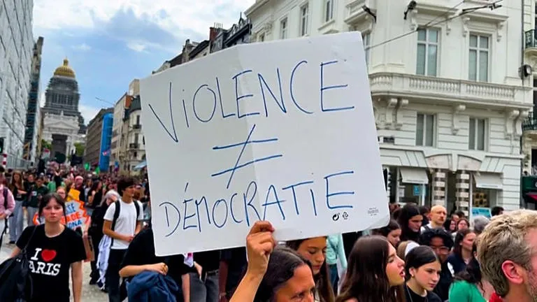 Miles de personas se manifiestan en Bruselas para denunciar la presunta violencia policial