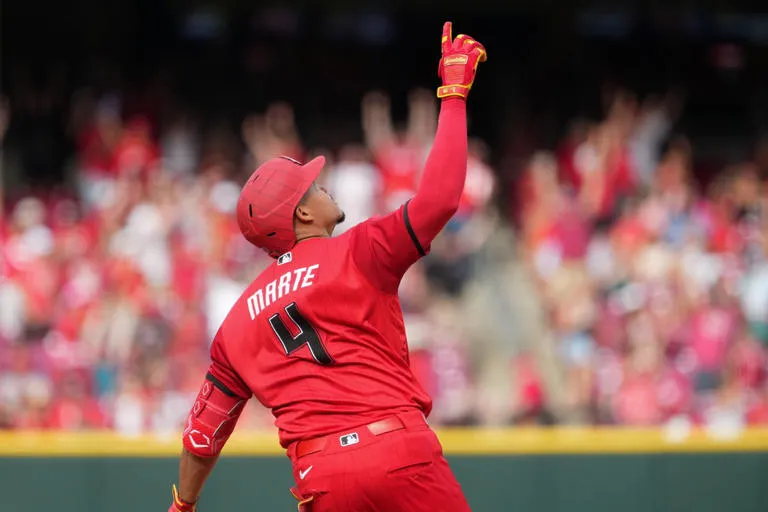 Poder Dominicano: Un Jonrón de Noelvi Marte en la Octava Impulsa a los Rojos sobre los Diamondbacks