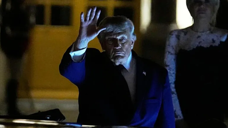El crudo se desploma: Acuerdo entre EE. UU. e Irán garantiza la reapertura del Estrecho de Ormuz