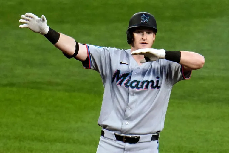 Imparables en el Diamante: Los Marlins Vencen 8-3 a los Piratas y Suman su Séptima Victoria Consecutiva