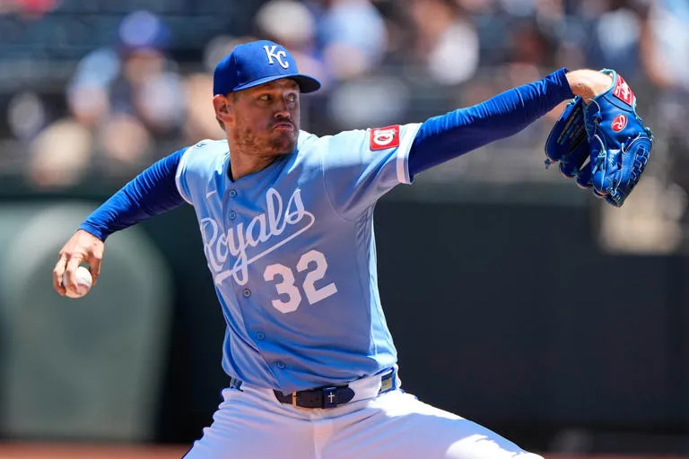 Blanqueada en el Diamante: Stephen Kolek Brilla en el Montículo y Maikel García Impulsa a los Reales en su Victoria 4-0 sobre los Astros