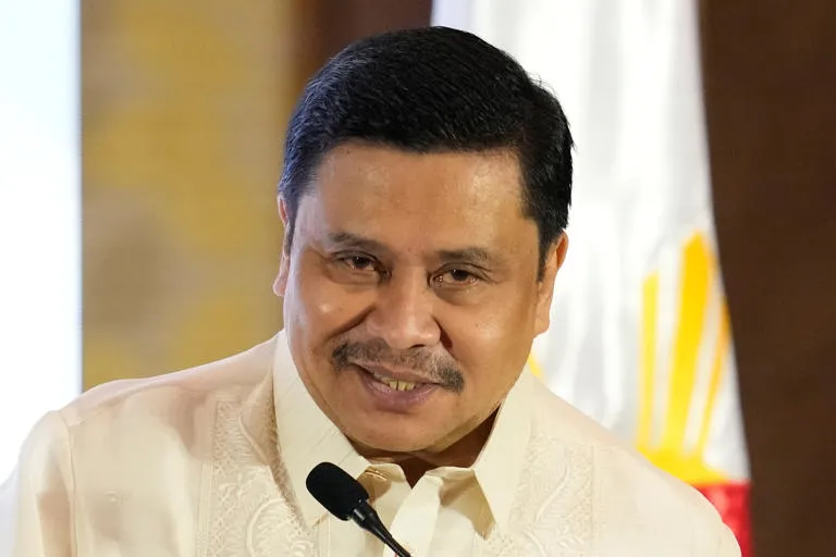 Frente a la Justicia: Senador Filipino Acusado de Corrupción Anuncia que se Entregará