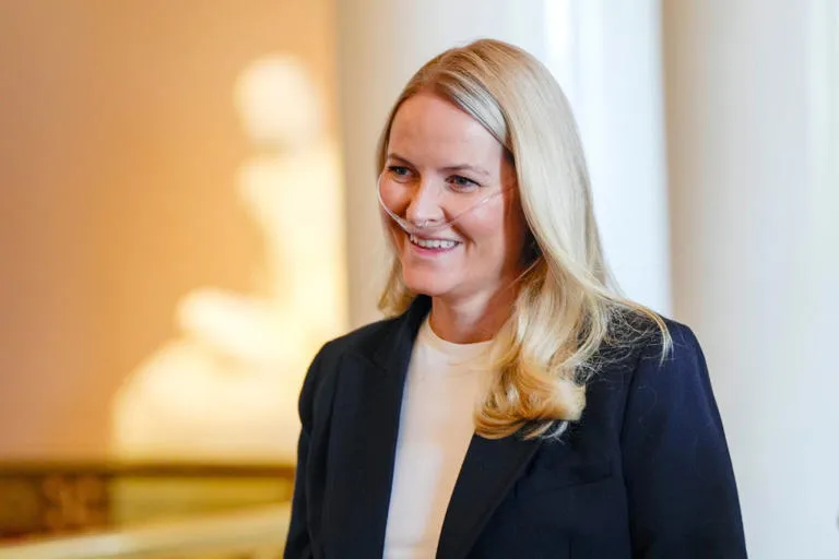 La Princesa Heredera Mette-Marit de Noruega se recupera tras un trasplante de pulmón