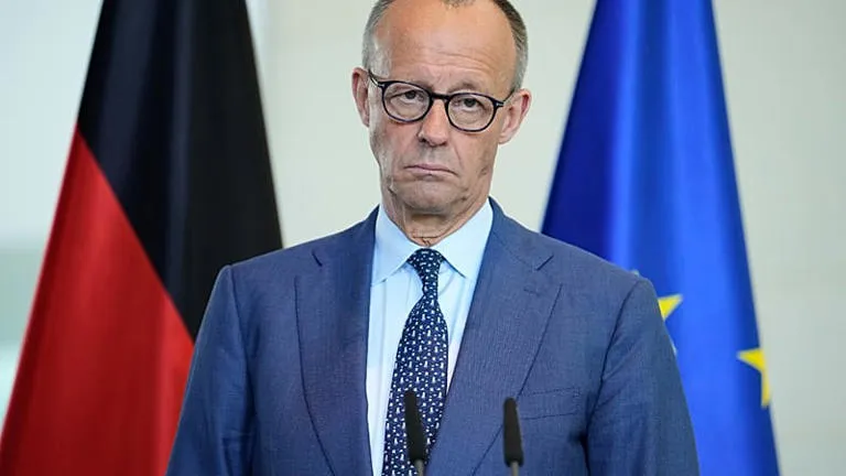 Sarcasmo Político: La Burla Camuflada contra Friedrich Merz que Conquista a la Juventud Alemana