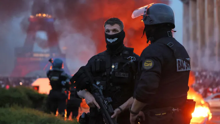 Hartazgo Institucional: Macron Condena con Firmeza los Actos de Violencia en los Festejos del PSG