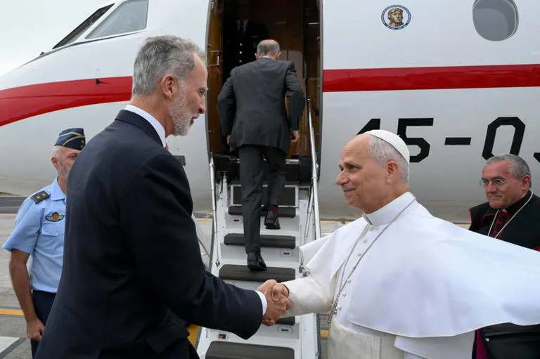 Vuelo Inesperado: El Papa León XIV Regresa al Vaticano en el Avión Privado del Rey de España Tras Escala Imprevista
