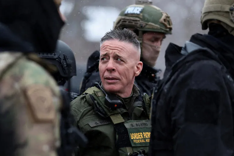 Greg Bovino Respalda a Agentes de ICE y Arremete Contra Inmigrantes en Medio de Protestas