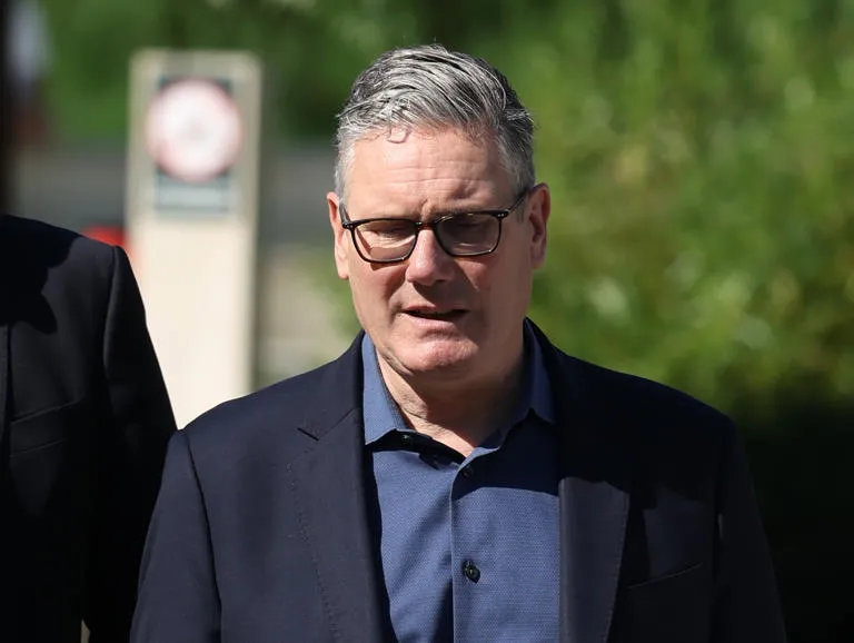 Keir Starmer oficializa su dimisión como primer ministro del Reino Unido tras intensa presión política