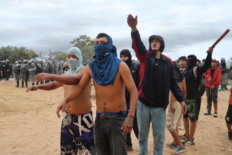 Crisis Nacional: Bolivia Cumple un Mes de Bloqueos en Medio de Extrema Tensión Social y Pérdidas Millonarias
