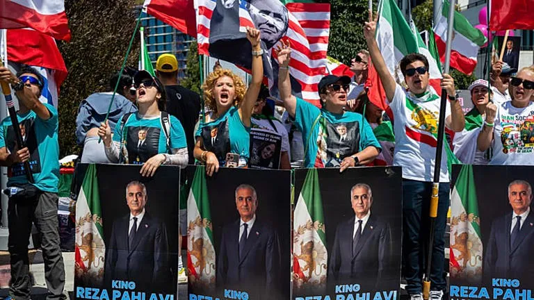 Tensión Mundialista: Aficionados Iraníes Protagonizan Intensas Protestas Frente al Estadio Previo al Partido de su Selección
