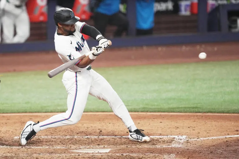 Otto López brilla con el madero y guía a los Marlins a la victoria frente a los Rangers