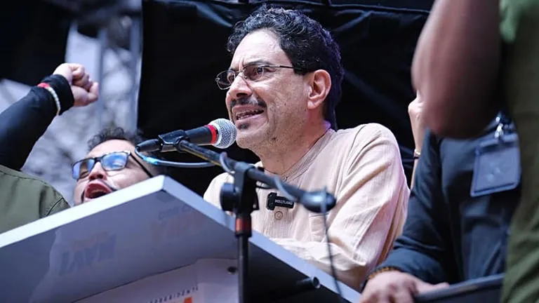 Tensión Electoral en Colombia: Iván Cepeda Denuncia a Abelardo de la Espriella por Presuntos Vínculos Paramilitares