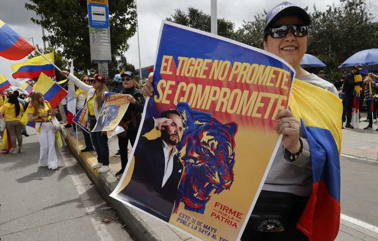 Fervor Patriótico: La Campaña de De la Espriella Inunda las Calles con la Tricolor Colombiana