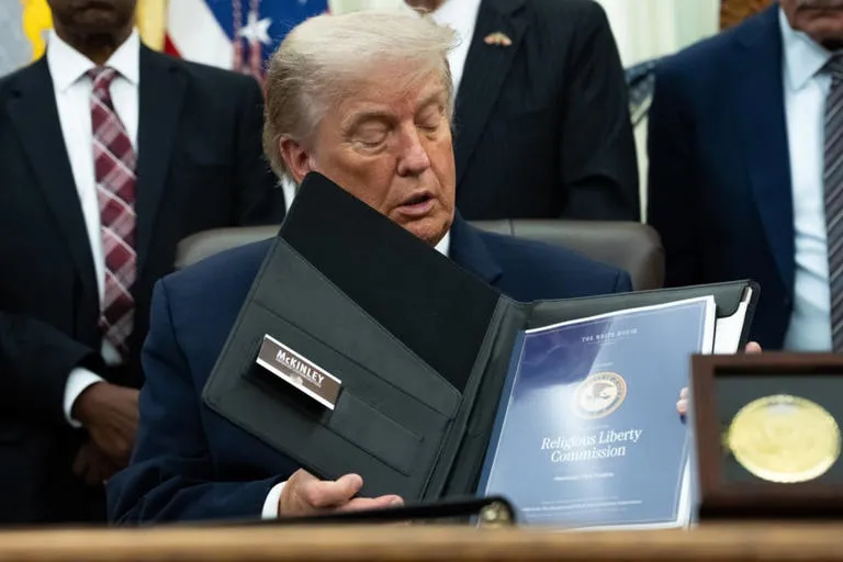Trump nombra a ex agente como nuevo director de ICE: Un giro hacia la mano dura en política migratoria