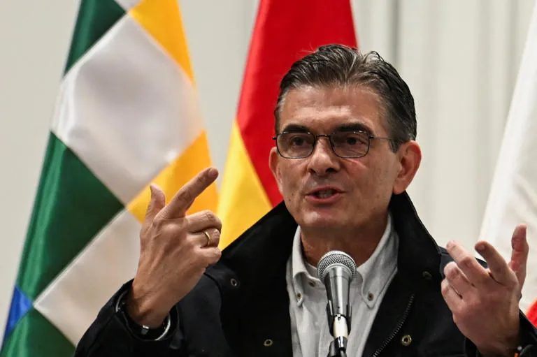 Crisis en Bolivia: El gobierno de Rodrigo Paz opta por la estrategia de desgaste frente a las protestas El Gobierno boliviano, encabezado por el presidente Rodrigo Paz, ha decidido alejarse de la opción de intervención militar directa para disolver las protestas sociales que han paralizado al país durante el último mes y medio. A pesar de contar con un nuevo marco legal que le permitiría declarar el estado de excepción y utilizar a las Fuerzas Armadas para levantar los bloqueos, el Ejecutivo ha optado por una estrategia de desgaste, apostando a que el agotamiento de los sectores movilizados y el impacto del desabastecimiento en la población civil faciliten una normalización gradual de la situación. Esta postura responde a un complejo escenario político. El entorno del mandatario reconoce que el uso de la "mano dura" podría radicalizar aún más a los sectores afines al expresidente Evo Morales y otros grupos sociales en conflicto, lo que le ha costado capital político en estos primeros meses de gestión. En lugar de una escalada militar, el Gobierno ha intensificado su narrativa de "narcoterrorismo", vinculando directamente las movilizaciones y los bloqueos con intereses ilícitos y agendas desestabilizadoras, una postura que ha encontrado respaldo en declaraciones de autoridades estadounidenses. Mientras tanto, los efectos de la crisis siguen siendo profundos: el desabastecimiento de productos básicos, la escasez de combustible y el aumento de la inflación han golpeado duramente la economía de los hogares bolivianos. Ante este panorama, el presidente Paz ha reiterado que el diálogo sigue siendo su vía principal, aunque ha mantenido una firme defensa de la autoridad estatal ante los bloqueos que han aislado a centros urbanos críticos como La Paz y El Alto. Por su parte, el Ejecutivo continúa combinando esta contención con la presentación de proyectos de desarrollo —como la reciente firma de una ley para una planta fotovoltaica en Viacha—, en un intento por transmitir una imagen de gestión activa y estabilidad. La crisis, que ha dejado decenas de heridos y cientos de detenidos en las últimas semanas, se encuentra en un punto de inflexión donde el Gobierno confía en que la presión social por recuperar la normalidad termine por desarticular la capacidad de movilización de los sectores en conflicto, evitando así un enfrentamiento armado que podría tener consecuencias impredecibles para la democracia boliviana.