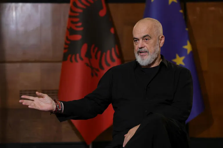"Revolución del Flamenco": Masivas Protestas en Albania contra el Megaproyecto Turístico de Jared Kushner