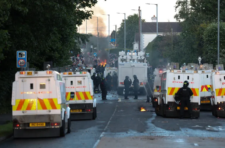 Tensión y Caos: Belfast Enfrenta Violentos Disturbios por Segunda Noche Consecutiva