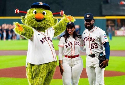 HOUSTON: Cónsul RD realiza lanzamiento de honor en partido Astros