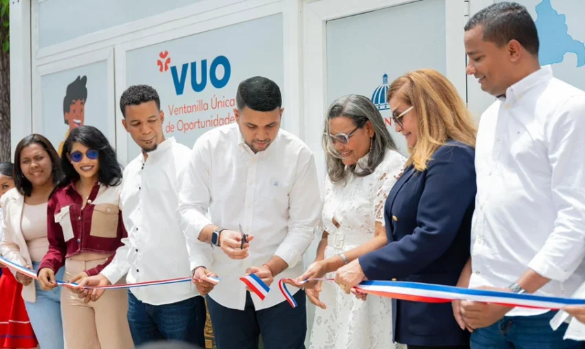 Ministerio de la Juventud inaugura Ventanilla Única de Oportunidades en Azua y entrega 150 becas Generación STEAM