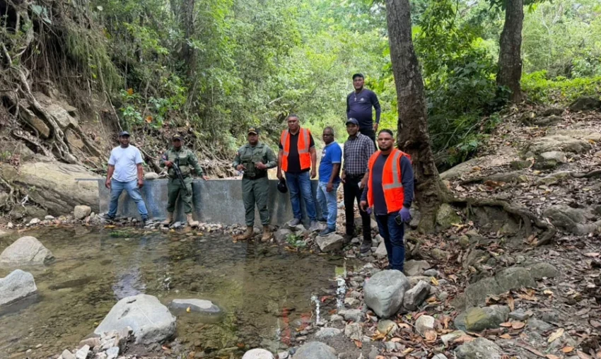 Medio Ambiente desmantela represa ilegal construida en el Río Bellaco, en Jacagua