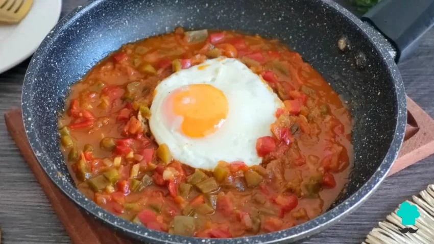 Receta de Pisto manchego con huevo frito: el guiso con verduras de la huerta