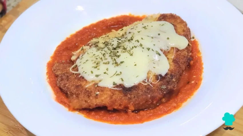 Receta de Pollo a la parmesana: crujiente por fuera y jugoso por dentro