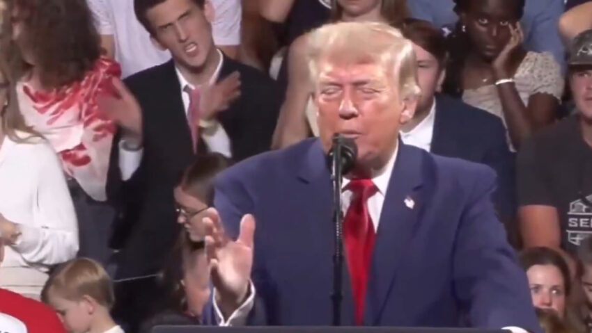 Eclipsa a Trump en su propio evento: asistente sorprende al imitar al mandatario a sus espaldas en directo