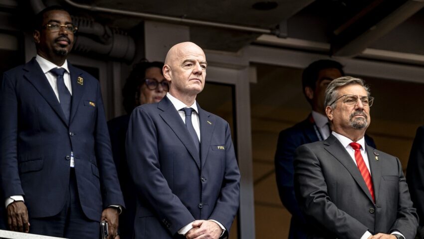 Infantino rompe el silencio tras polémica llamada con Trump por caso de tarjeta roja