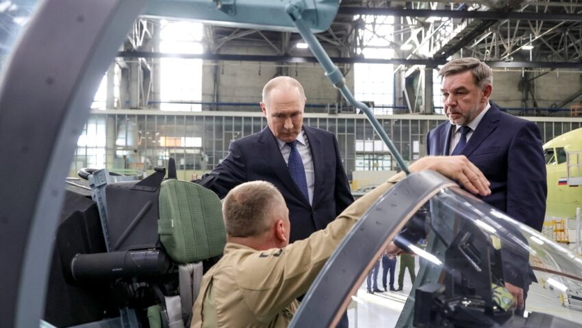 Presentan a Putin el modernizado avión de entrenamiento y combate ruso Yak-130M